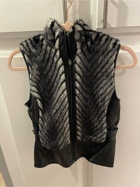 GUESS Black and Gray Faux Fur Chevron Zip Vest, size XS